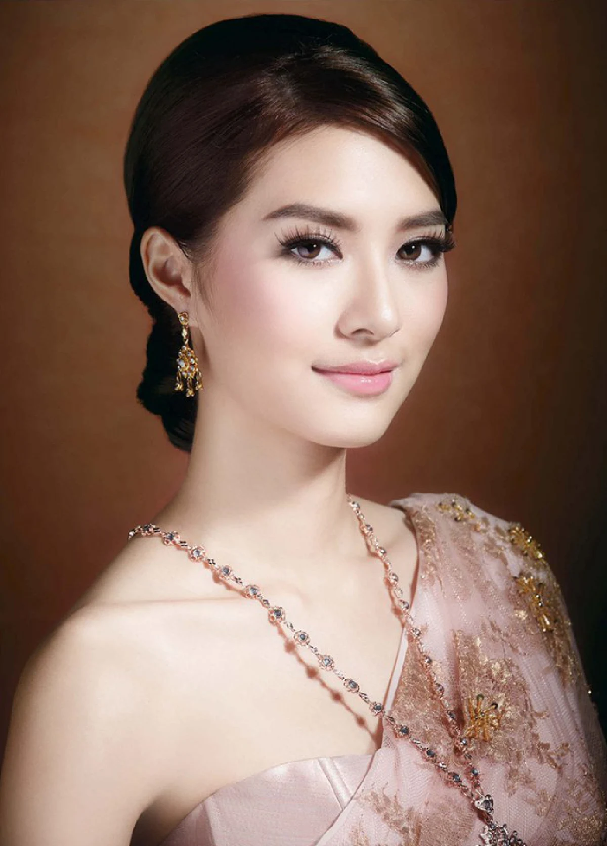 เลอค่าทุกองศา..ยลโฉมซุป'ตาร์สวยสง่าในชุดไทย!