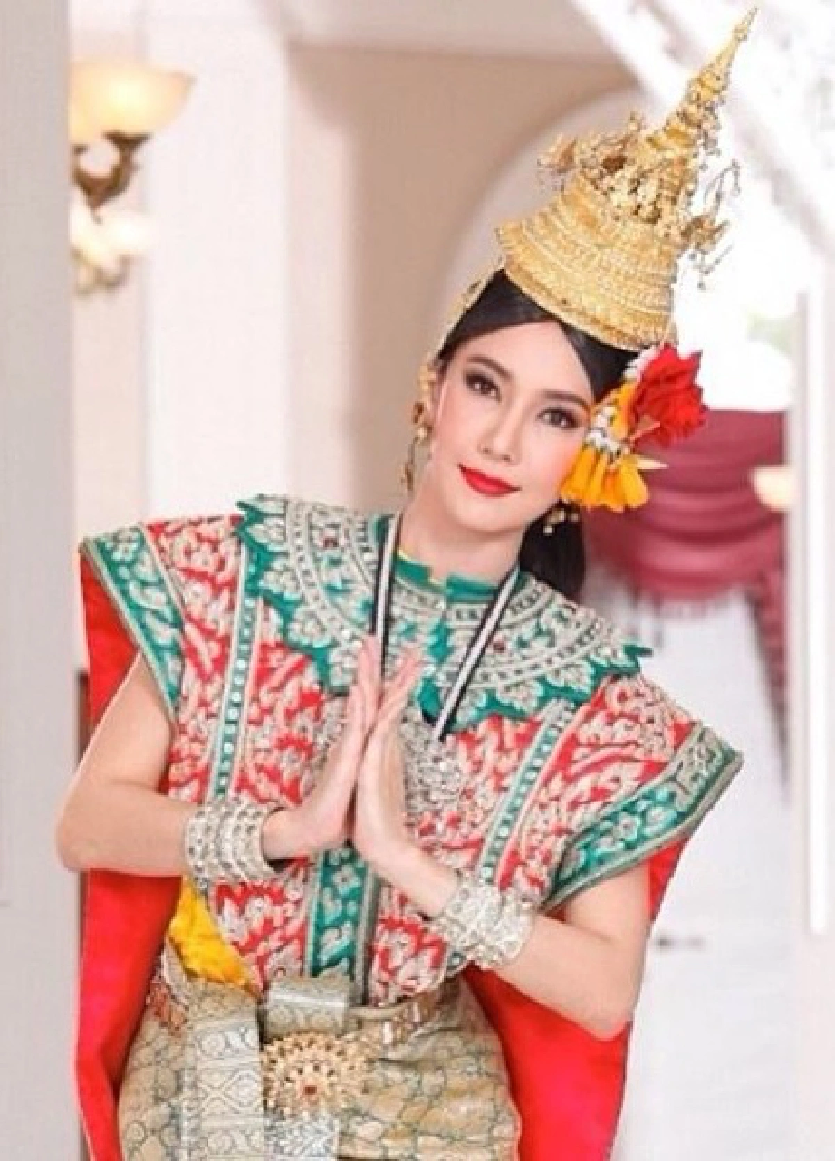 เลอค่าทุกองศา..ยลโฉมซุป'ตาร์สวยสง่าในชุดไทย!