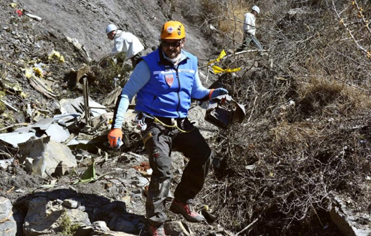 Plane crash: Focus on the co-pilot (Updated Saturday)