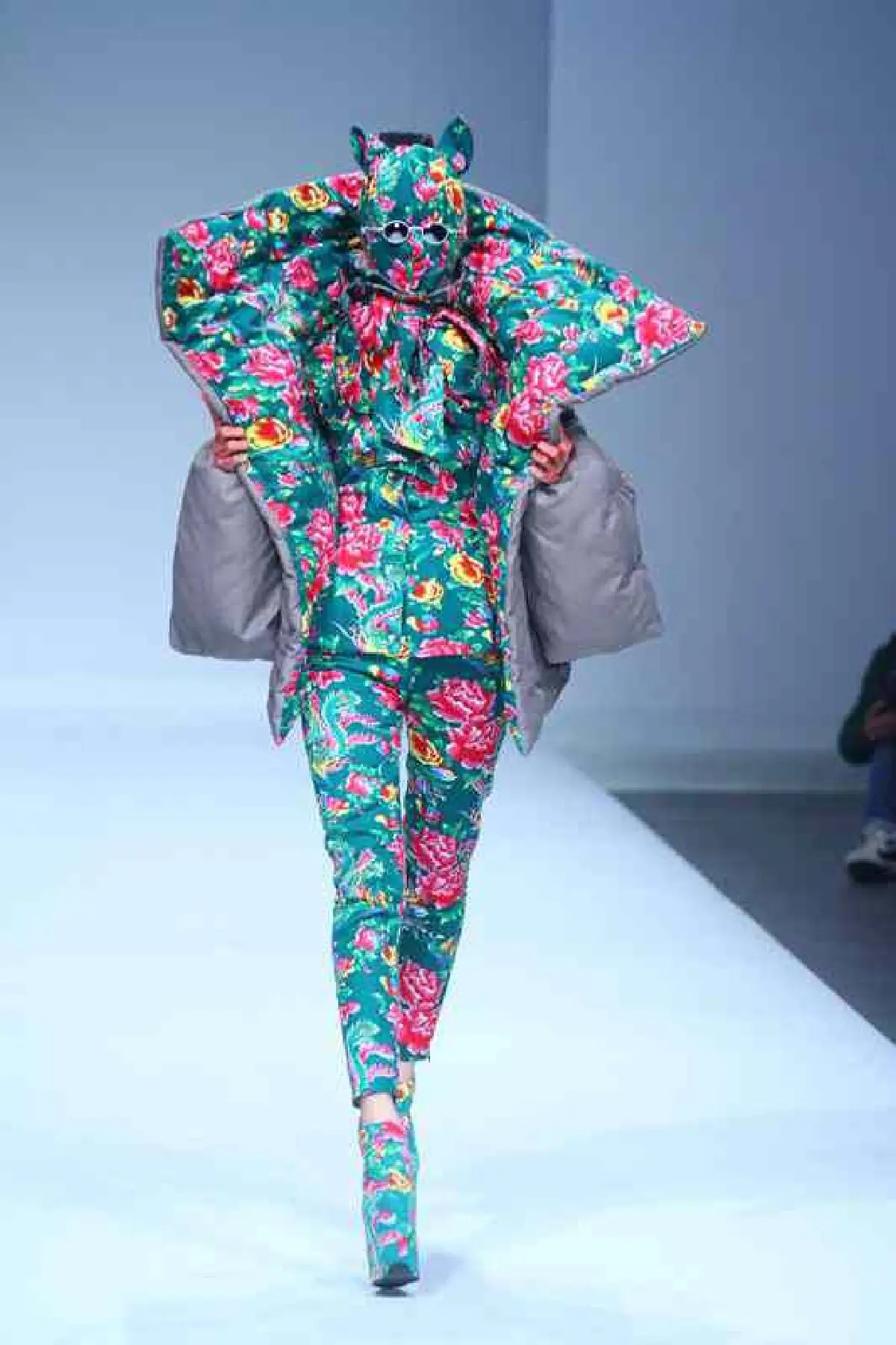 แก่แต่เก๋า!ดาราดังจีนวัย79ปีร่วมเดินแบบบนเวทีแฟนชั่นโชว์ (มีคลิป)