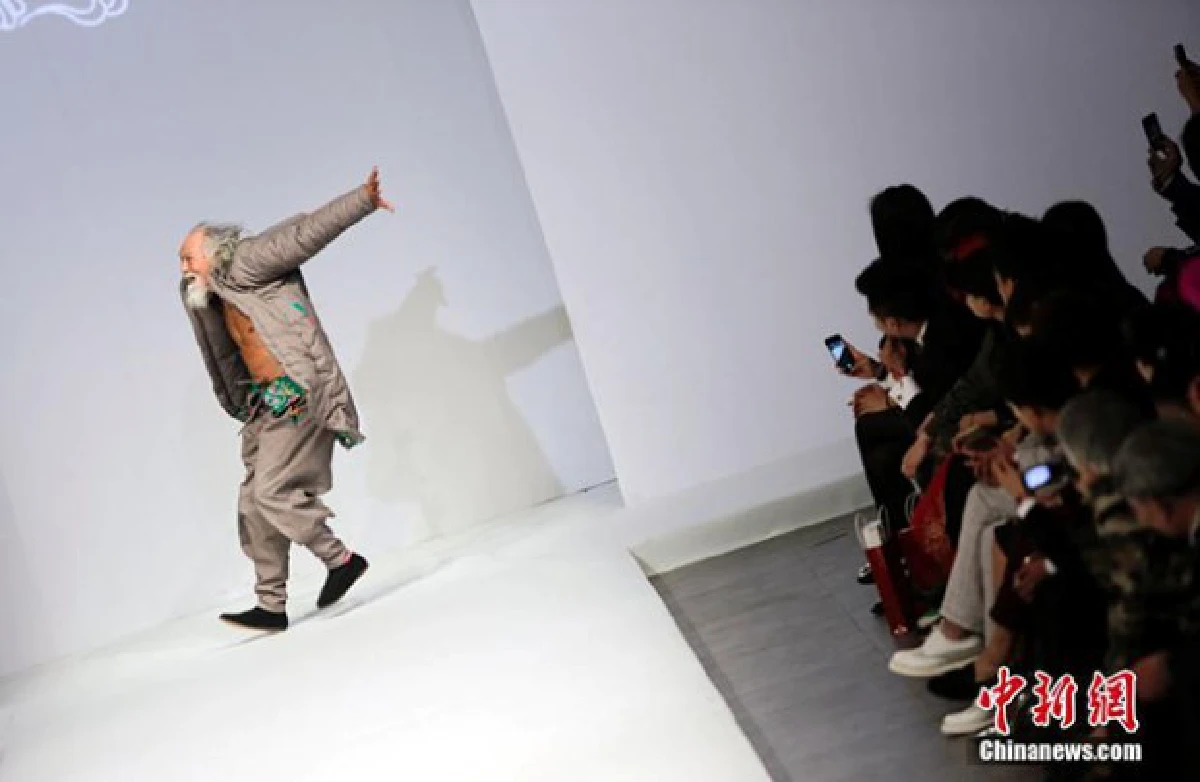 แก่แต่เก๋า!ดาราดังจีนวัย79ปีร่วมเดินแบบบนเวทีแฟนชั่นโชว์ (มีคลิป)