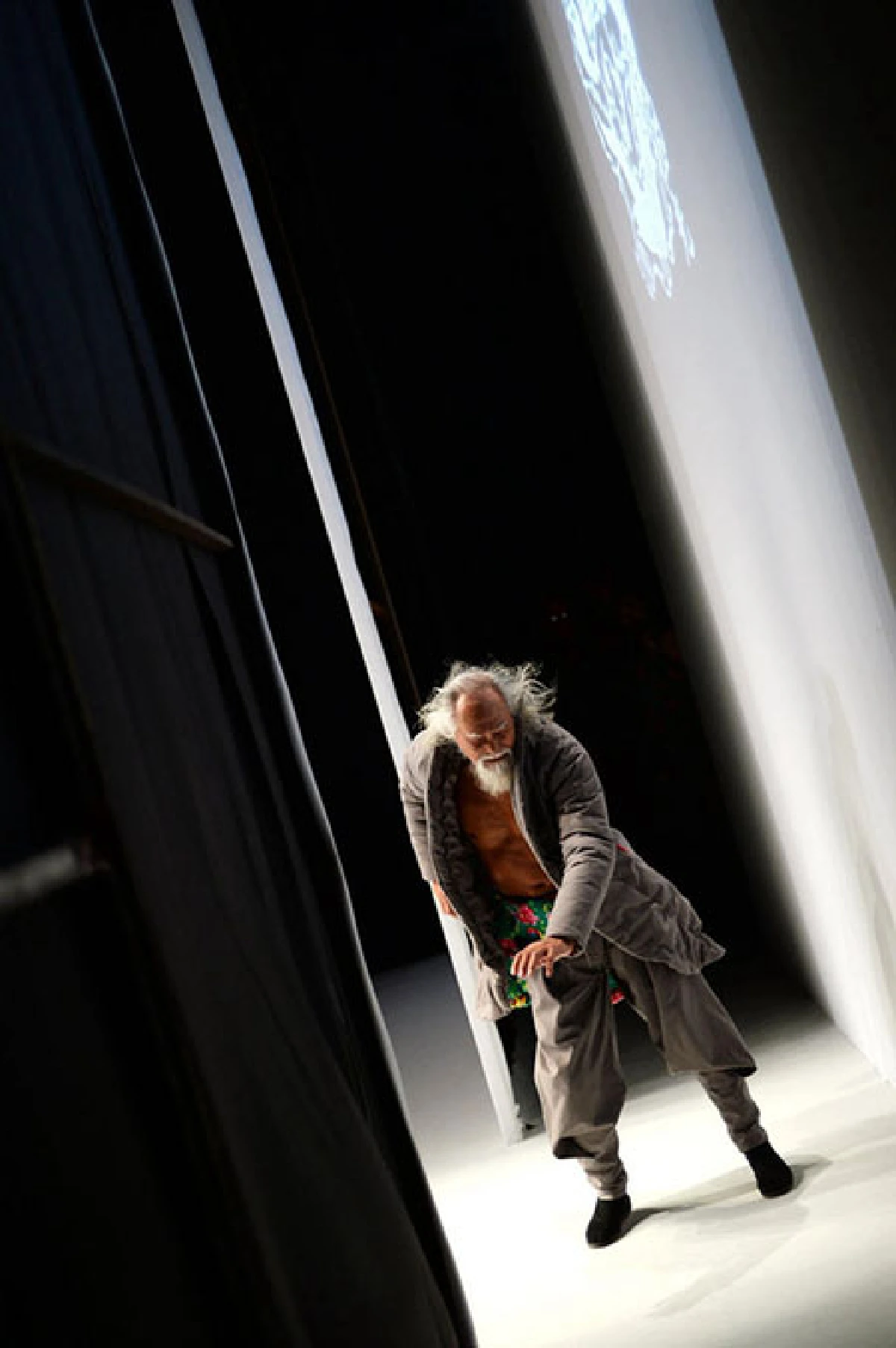 แก่แต่เก๋า!ดาราดังจีนวัย79ปีร่วมเดินแบบบนเวทีแฟนชั่นโชว์ (มีคลิป)