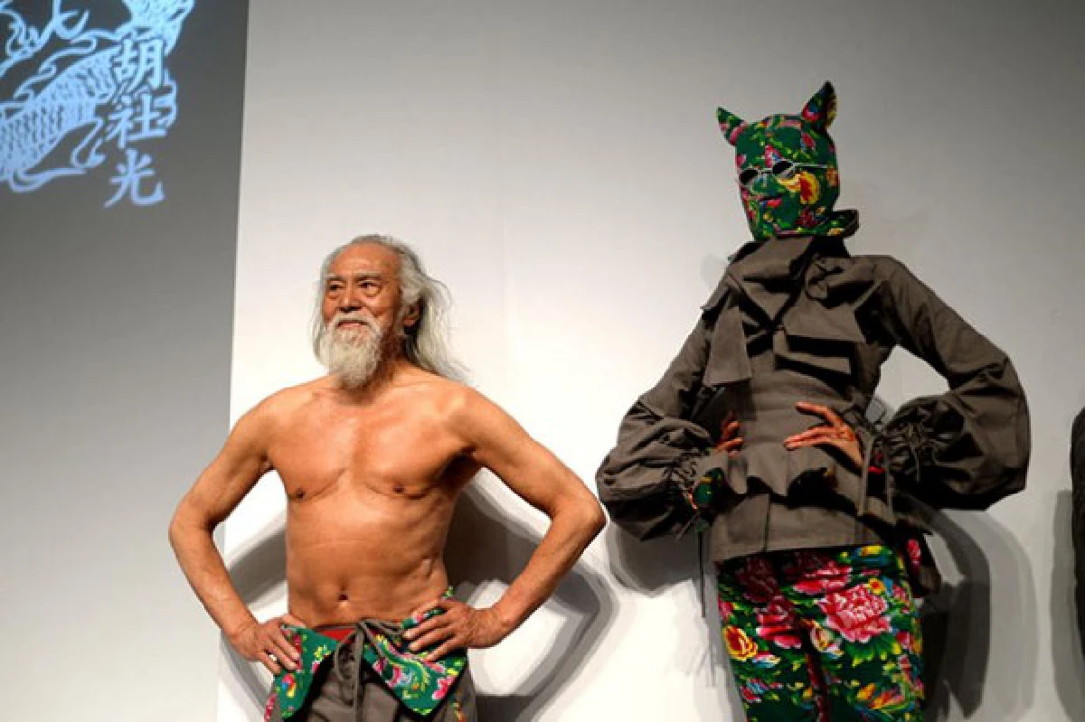 แก่แต่เก๋า!ดาราดังจีนวัย79ปีร่วมเดินแบบบนเวทีแฟนชั่นโชว์ (มีคลิป)