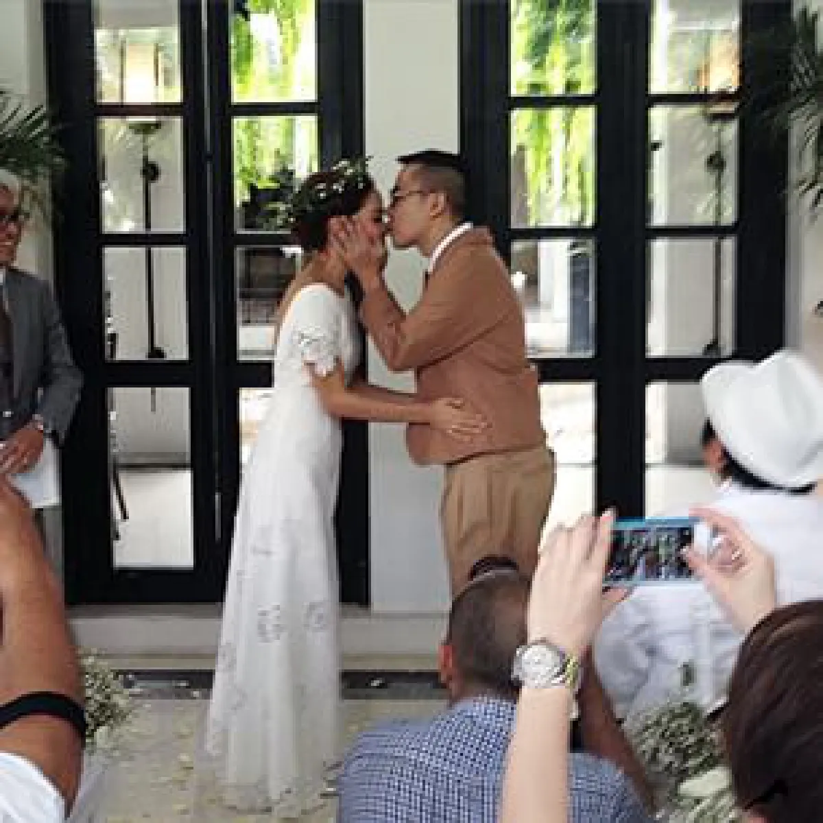 "เต๋า สโรชา" เข้าพิธีวิวาห์กับแฟนหนุ่มเเบบเรียบง่าย