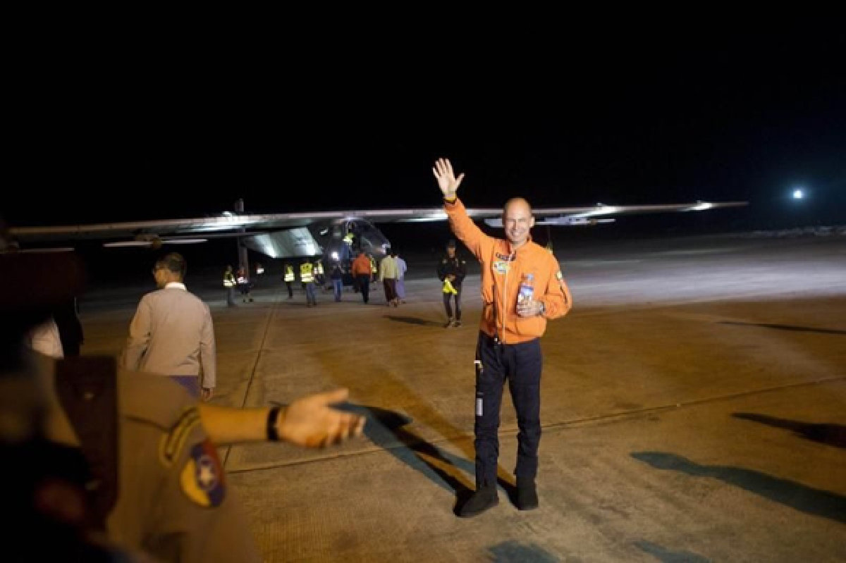 Solar-powered plane lands in China (Updated)