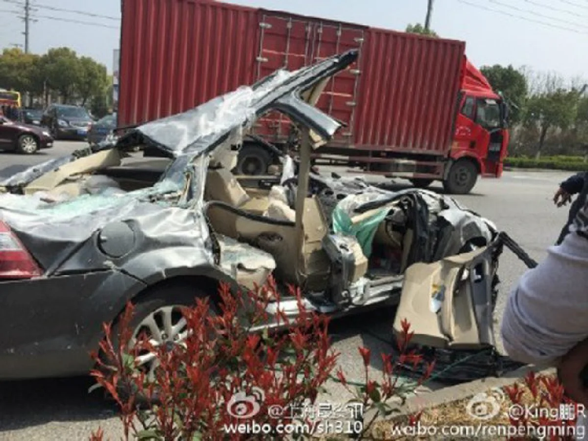 สยอง!รถพ่วงจีนทำกระจกยักษ์ร่วงใส่รถคันอื่น ดับ3ราย