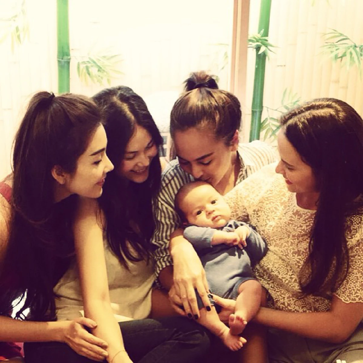 ป้าๆแก๊งนางฟ้า สุดเห่อ!พอลล่าอุ้มน้องลูก้ากลับไทย