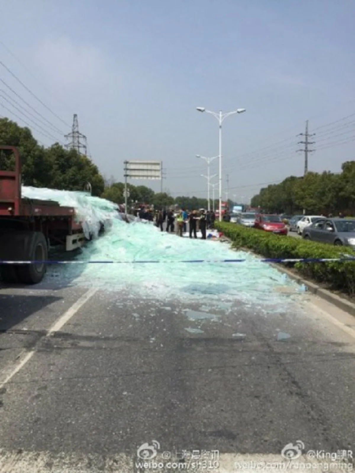 สยอง!รถพ่วงจีนทำกระจกยักษ์ร่วงใส่รถคันอื่น ดับ3ราย