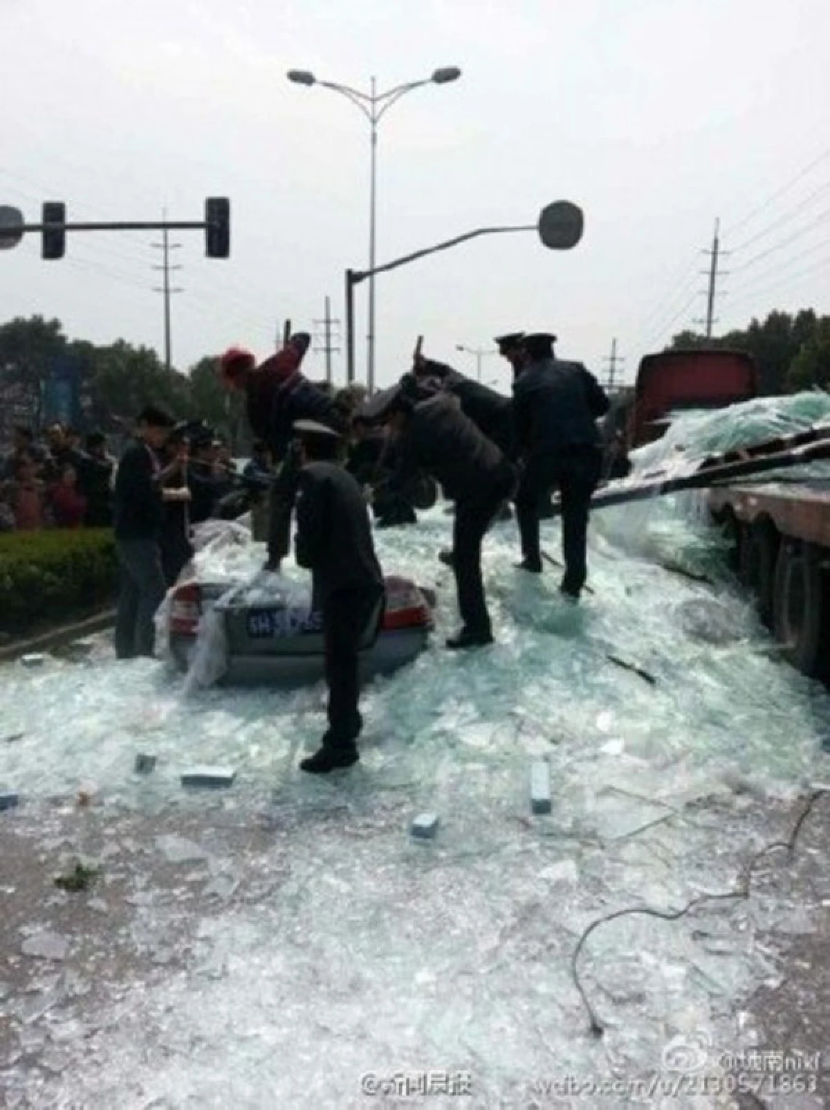 สยอง!รถพ่วงจีนทำกระจกยักษ์ร่วงใส่รถคันอื่น ดับ3ราย