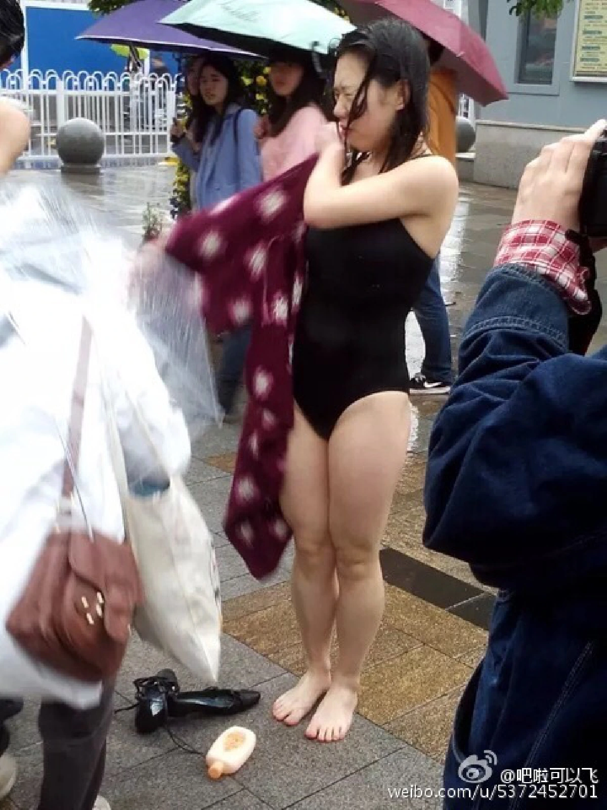 เอางี้เลย!?คู่รักจีนชวนกันอาบน้ำกลางลานน้ำพุ