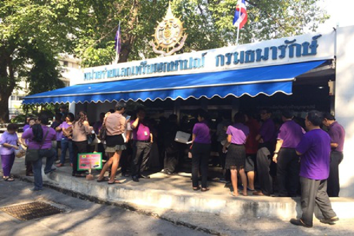 แห่แลกเหรียญกษาปณ์ที่ระลึก"สมเด็จพระเทพฯ"