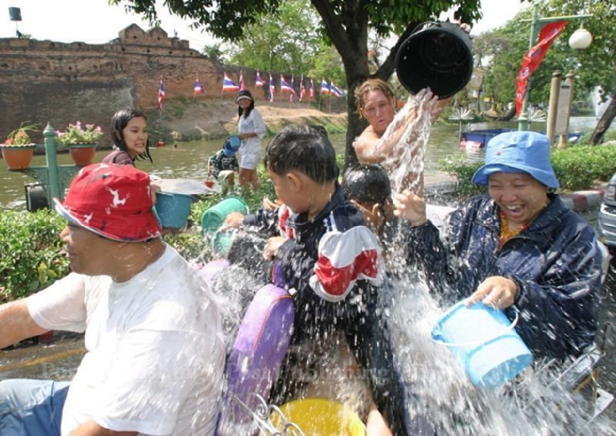 Chiang Mai's moat, unhealthy mix of water plus parasites