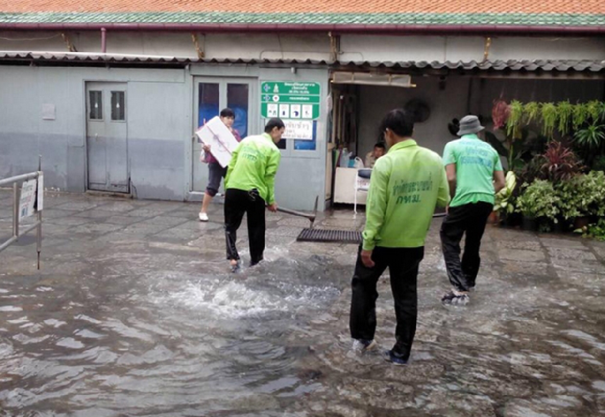 "It's raining; We're working," BKK governor says