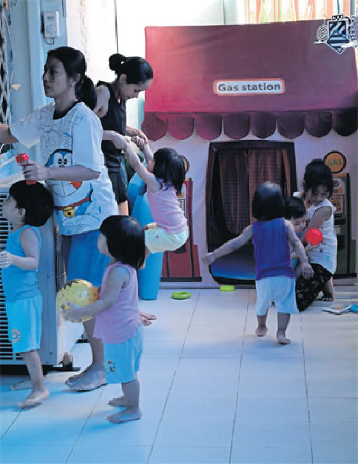 กลุ่มเก้ามกรากอดน้องผู้กำพร้า