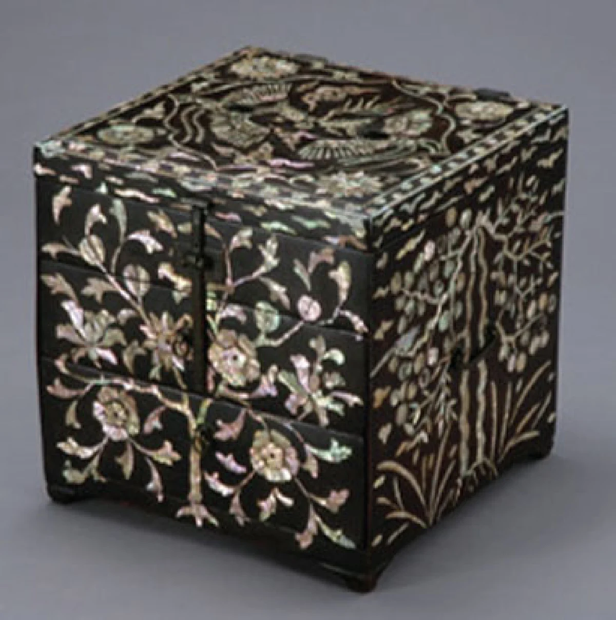 คุณค่าเครื่องเรือน ประดับมุก