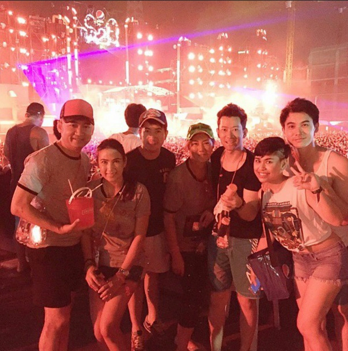 มันส์สาด!รวมภาพดาราเล่นน้ำ ชุ่มฉ่ำในวันสงกรานต์