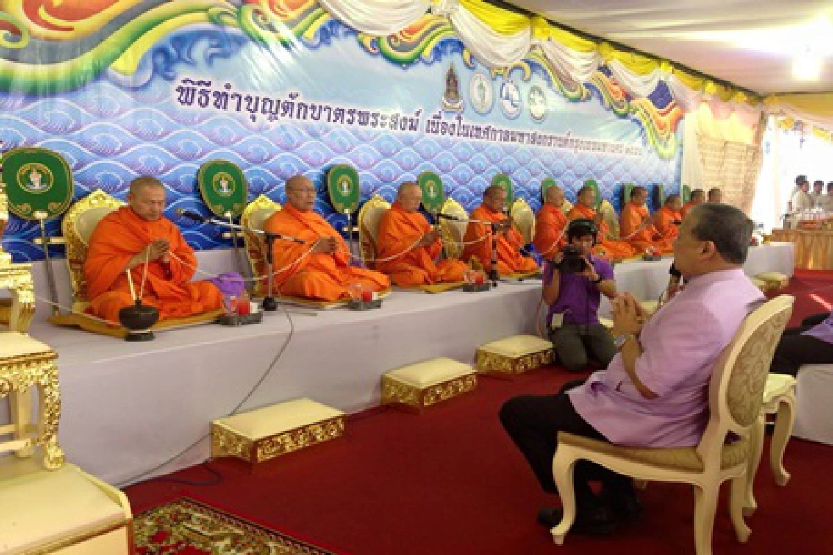 ผู้ว่ากทม.ตักบาตรพระสงฆ์ 189 รูปเทศกาลสงกรานต์