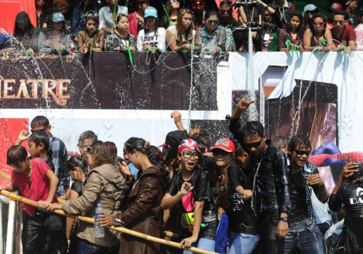 ชาวพม่าเล่นสาดน้ำในเทศกาล "ตะจาน" สุดคึกคัก (ชมภาพชุด)