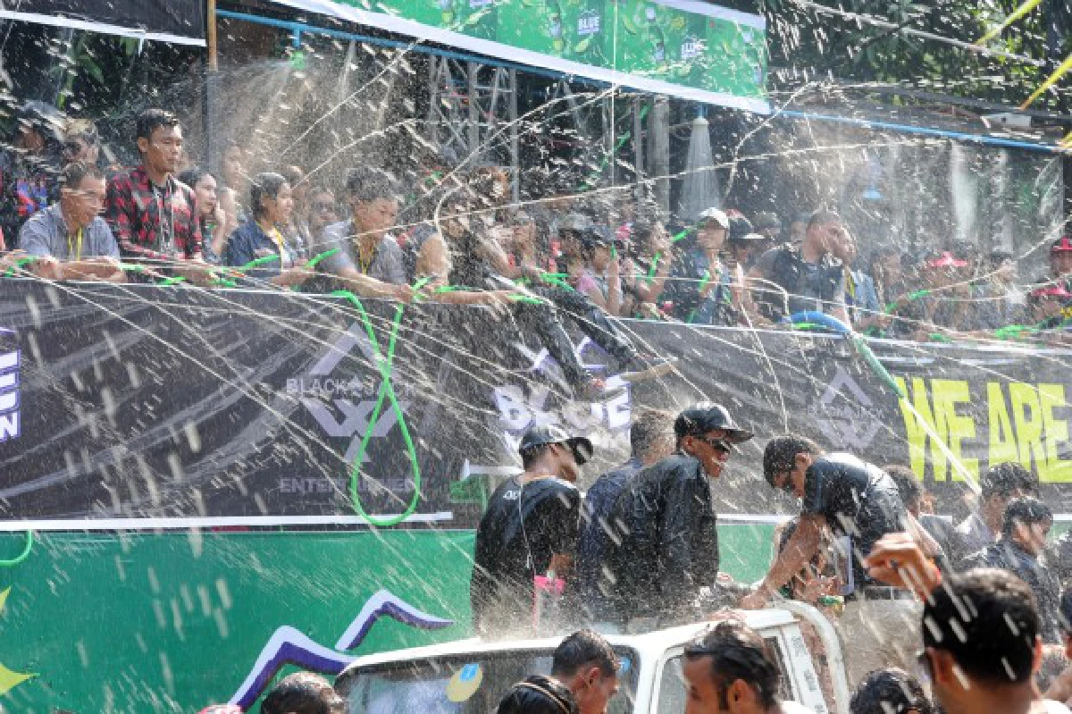 ชาวพม่าเล่นสาดน้ำในเทศกาล "ตะจาน" สุดคึกคัก (ชมภาพชุด)