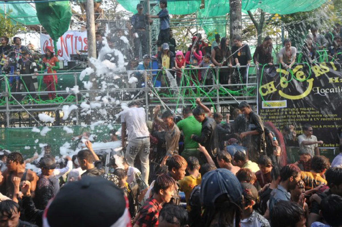 ชาวพม่าเล่นสาดน้ำในเทศกาล "ตะจาน" สุดคึกคัก (ชมภาพชุด)