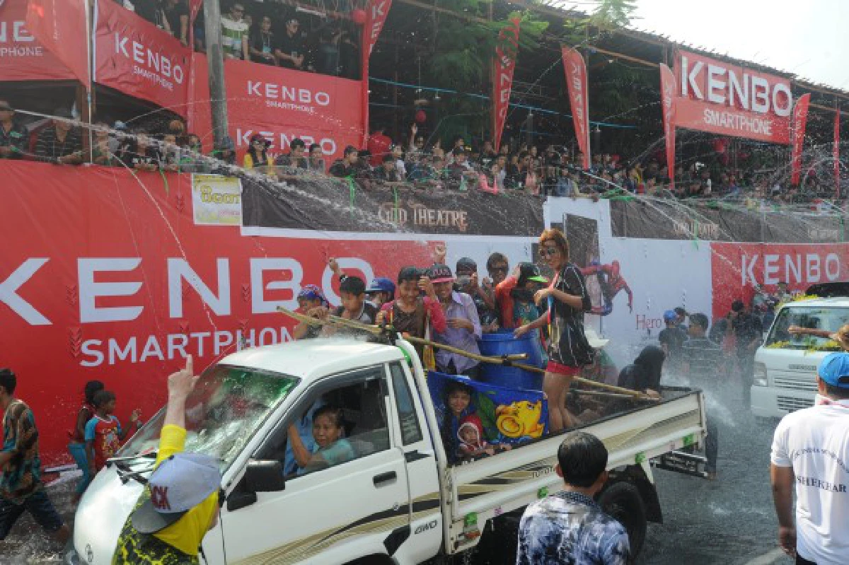 ชาวพม่าเล่นสาดน้ำในเทศกาล "ตะจาน" สุดคึกคัก (ชมภาพชุด)