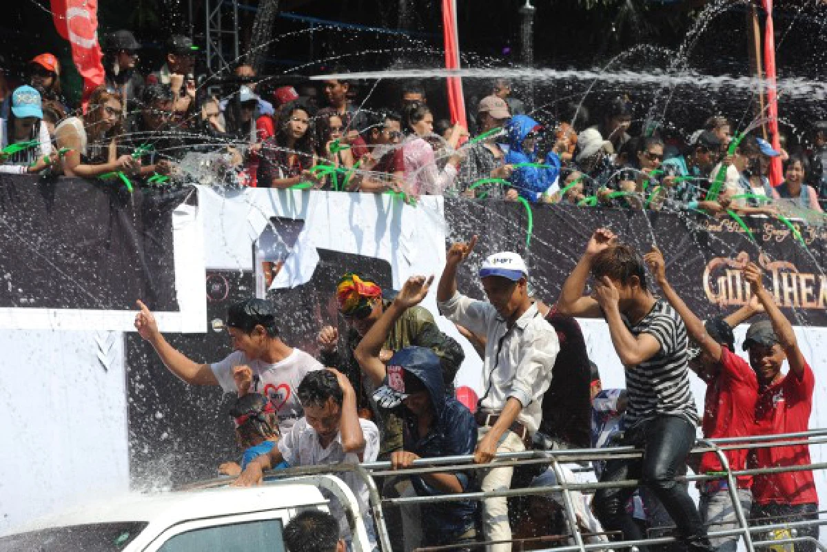 ชาวพม่าเล่นสาดน้ำในเทศกาล "ตะจาน" สุดคึกคัก (ชมภาพชุด)