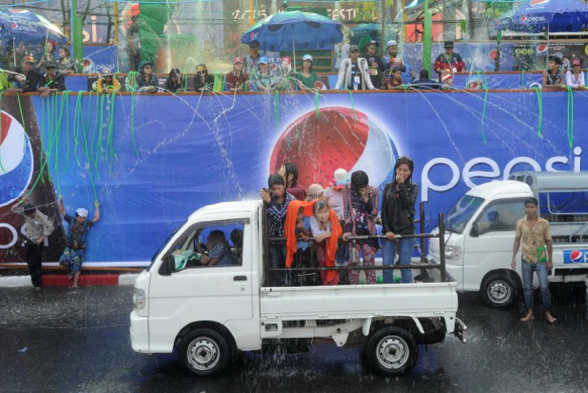 ชาวพม่าเล่นสาดน้ำในเทศกาล "ตะจาน" สุดคึกคัก (ชมภาพชุด)