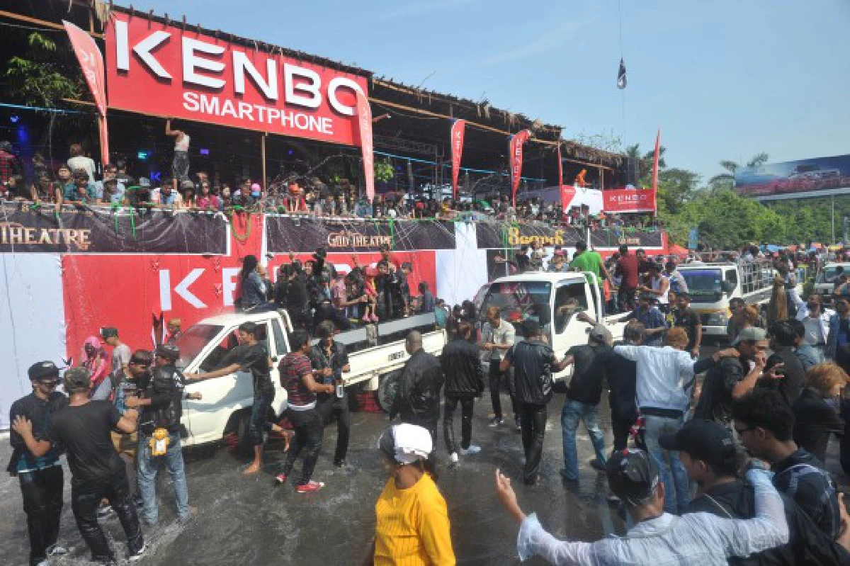 ชาวพม่าเล่นสาดน้ำในเทศกาล "ตะจาน" สุดคึกคัก (ชมภาพชุด)