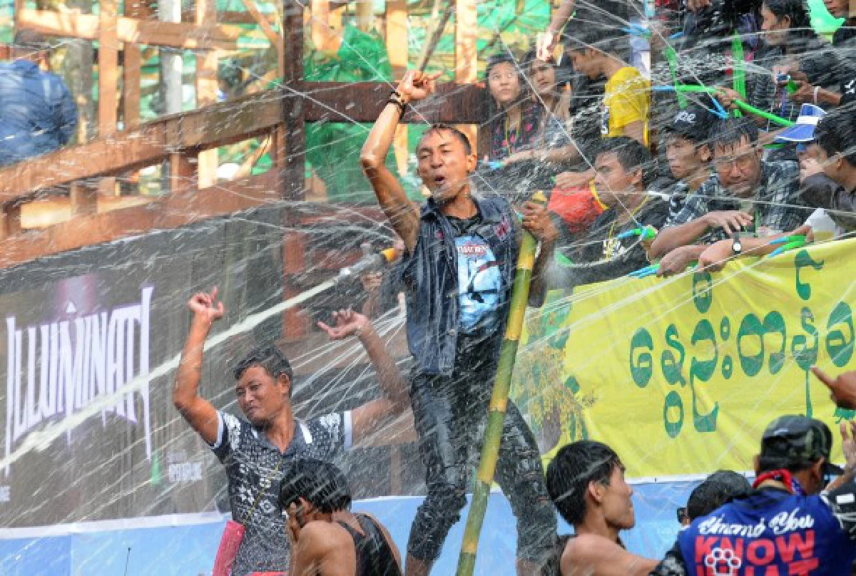 ชาวพม่าเล่นสาดน้ำในเทศกาล "ตะจาน" สุดคึกคัก (ชมภาพชุด)