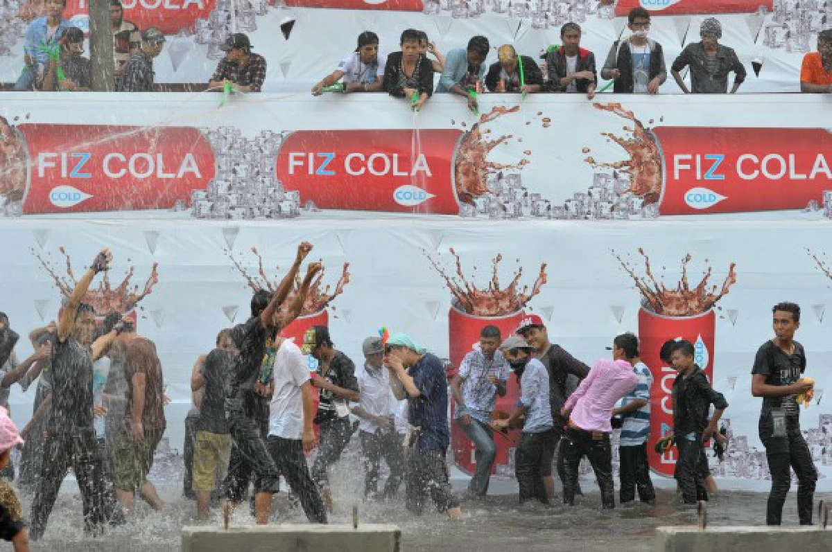 ชาวพม่าเล่นสาดน้ำในเทศกาล "ตะจาน" สุดคึกคัก (ชมภาพชุด)