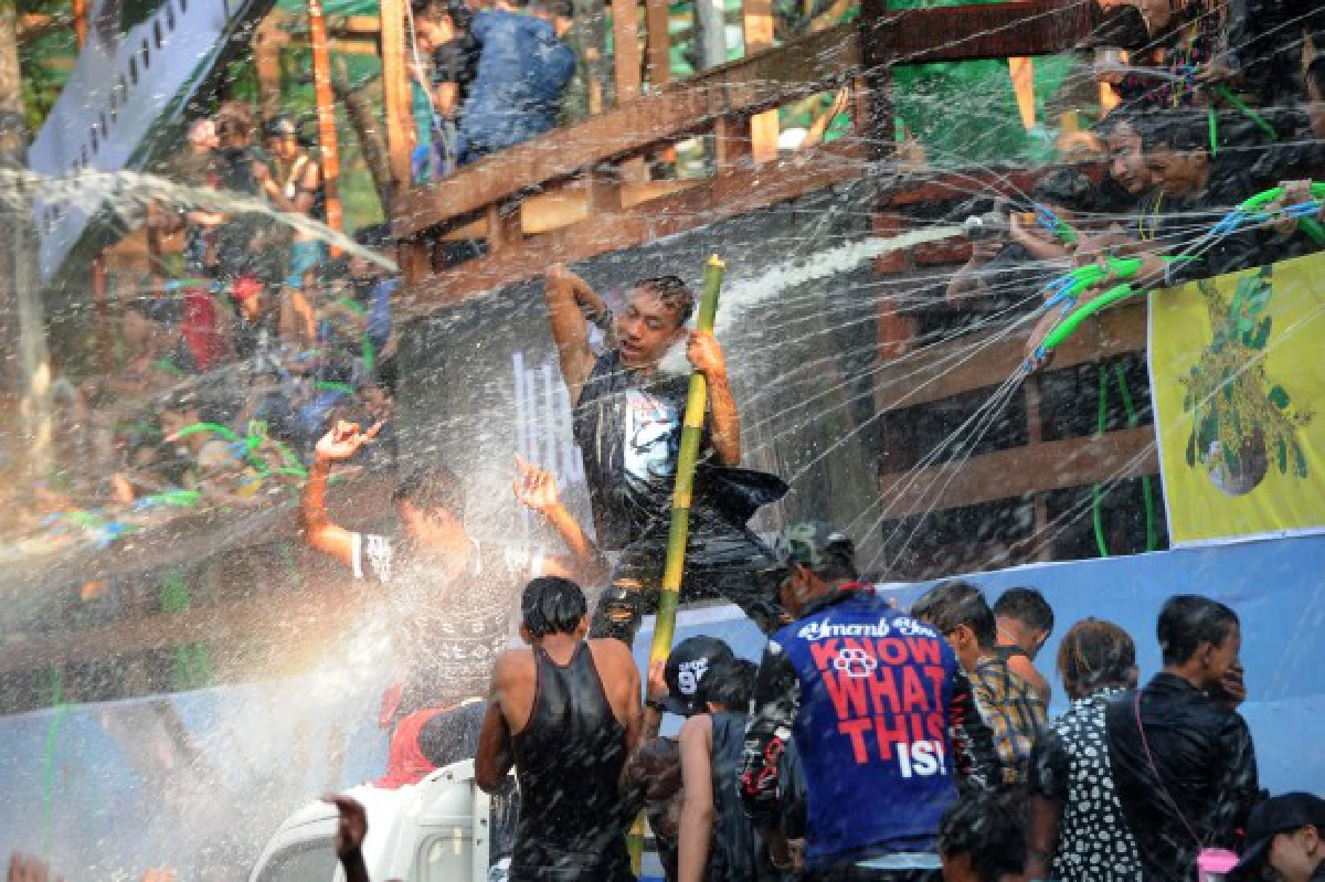 ชาวพม่าเล่นสาดน้ำในเทศกาล "ตะจาน" สุดคึกคัก (ชมภาพชุด)