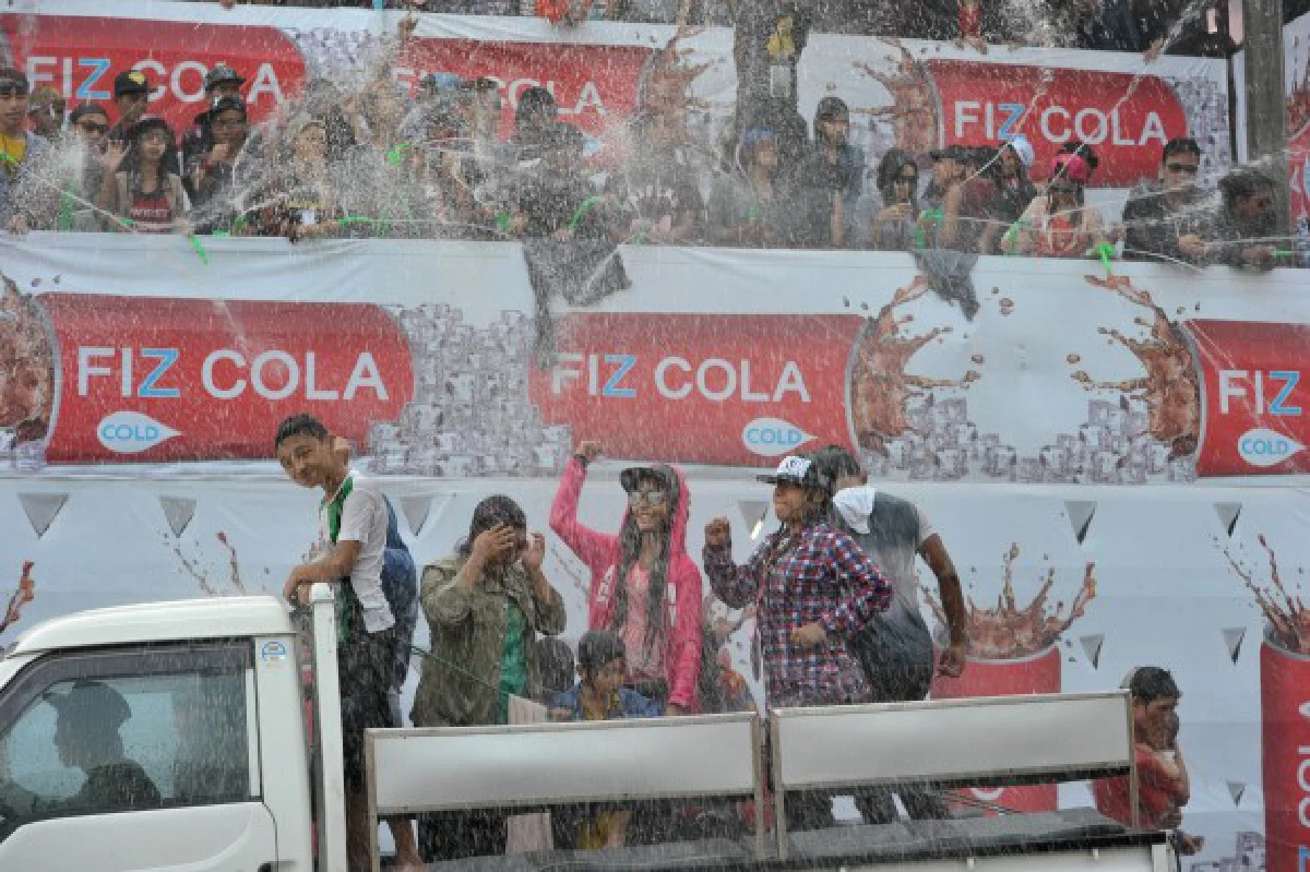 ชาวพม่าเล่นสาดน้ำในเทศกาล "ตะจาน" สุดคึกคัก (ชมภาพชุด)