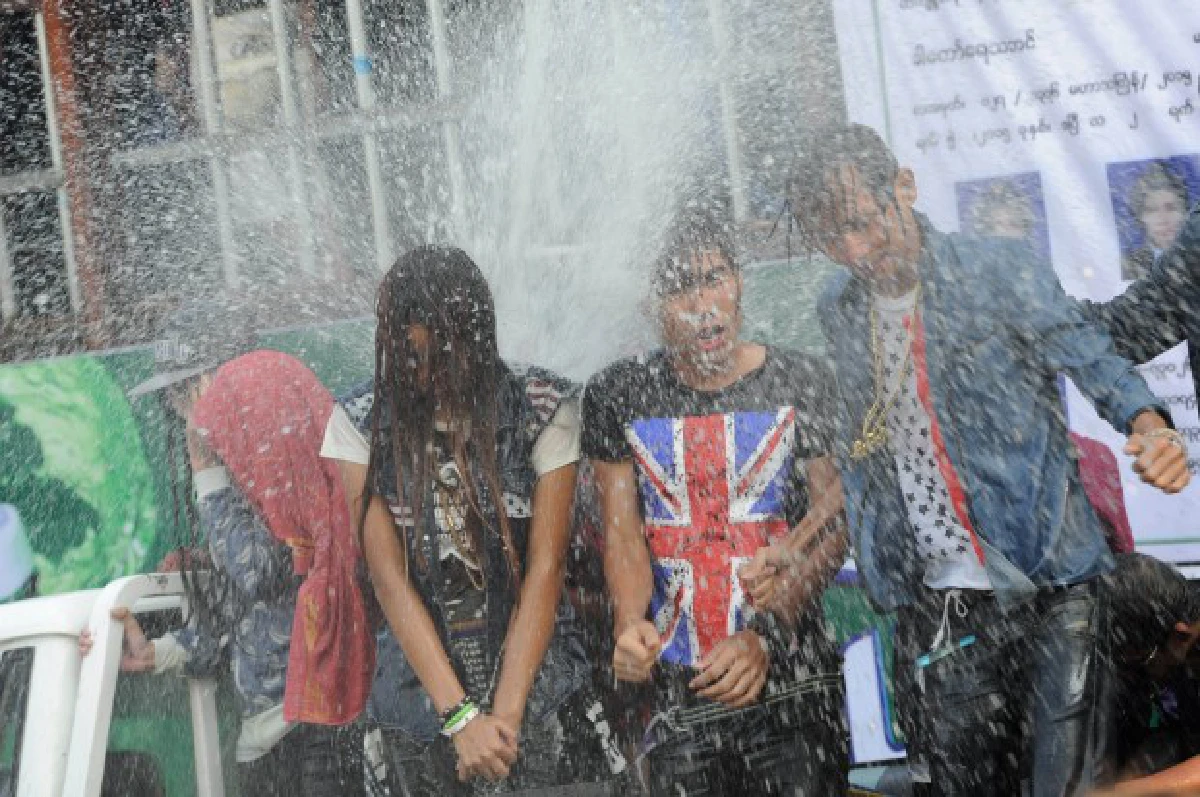 ชาวพม่าเล่นสาดน้ำในเทศกาล "ตะจาน" สุดคึกคัก (ชมภาพชุด)