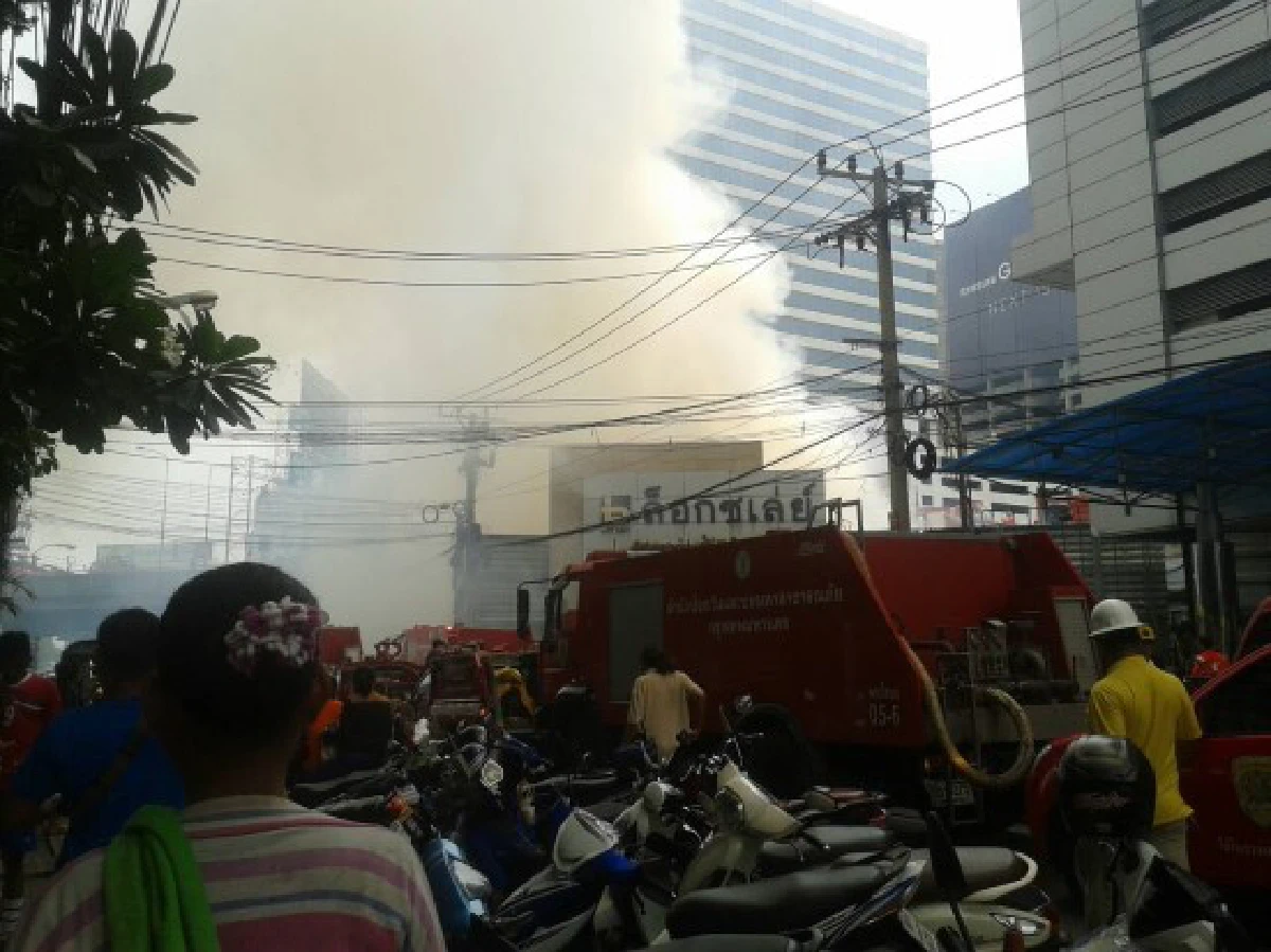 ไฟไหม้ชุมชนตลาดปีนังคลองเตยวอดหลายหลัง (ภาพชุด)