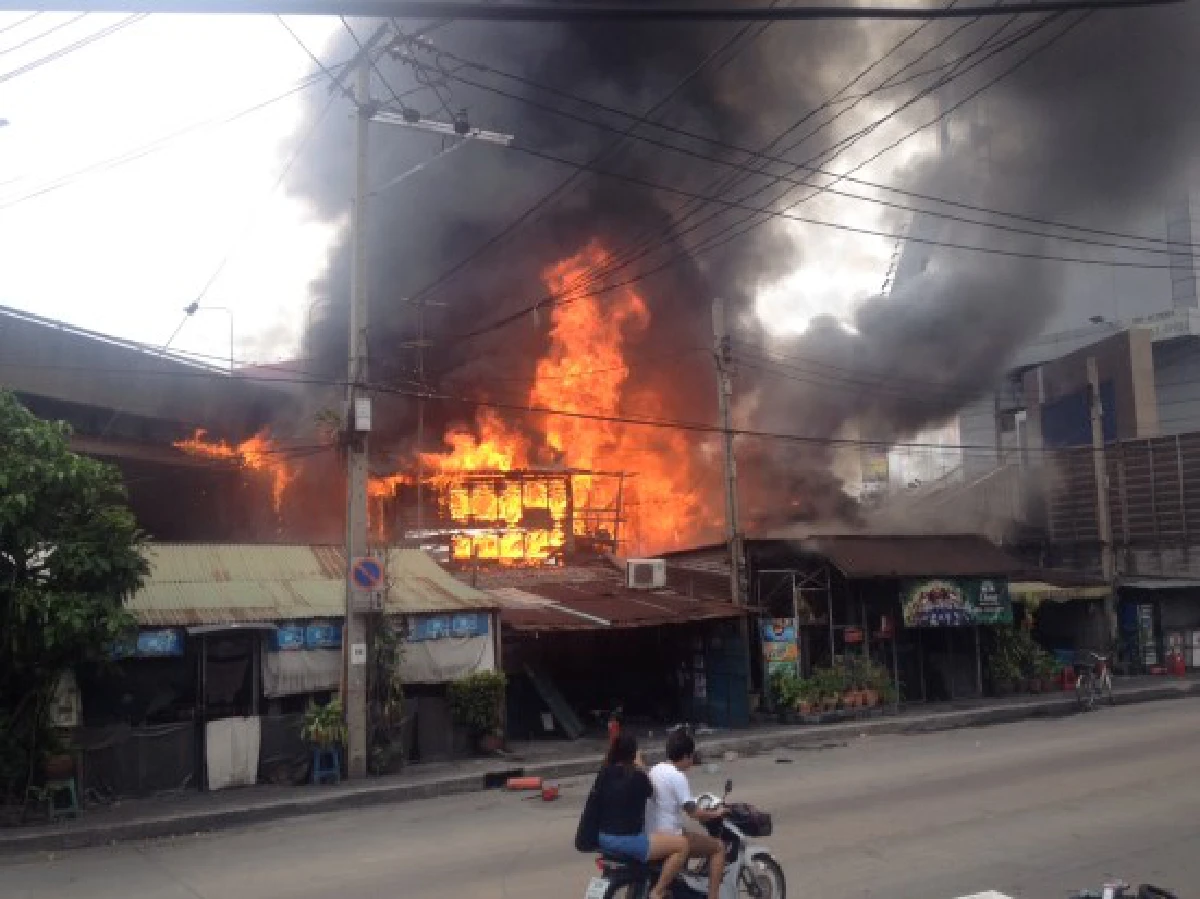 ไฟไหม้ชุมชนตลาดปีนังคลองเตยวอดหลายหลัง (ภาพชุด)