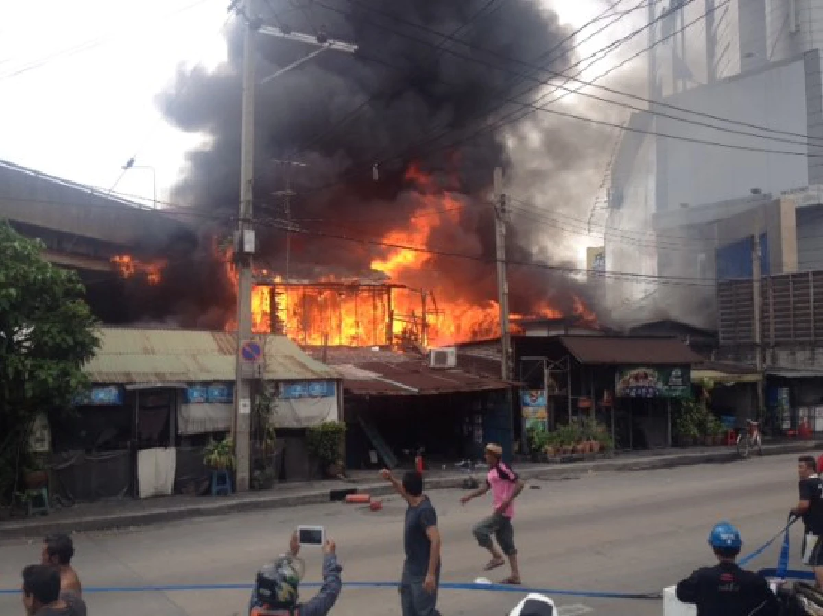 ไฟไหม้ชุมชนตลาดปีนังคลองเตยวอดหลายหลัง (ภาพชุด)