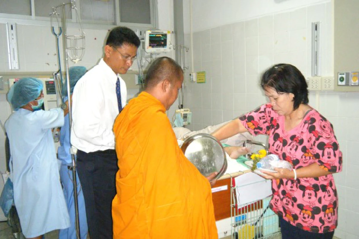 ตักบาตรข้างเตียง ปลดเปลื้องทุกข์ผู้ป่วย รพ.ตรัง