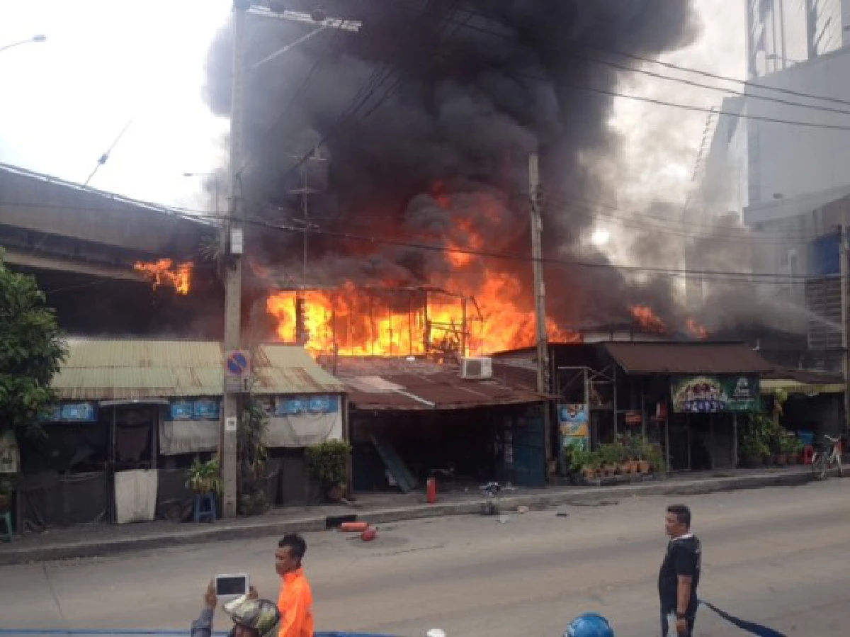 ไฟไหม้ชุมชนตลาดปีนังคลองเตยวอดหลายหลัง (ภาพชุด)