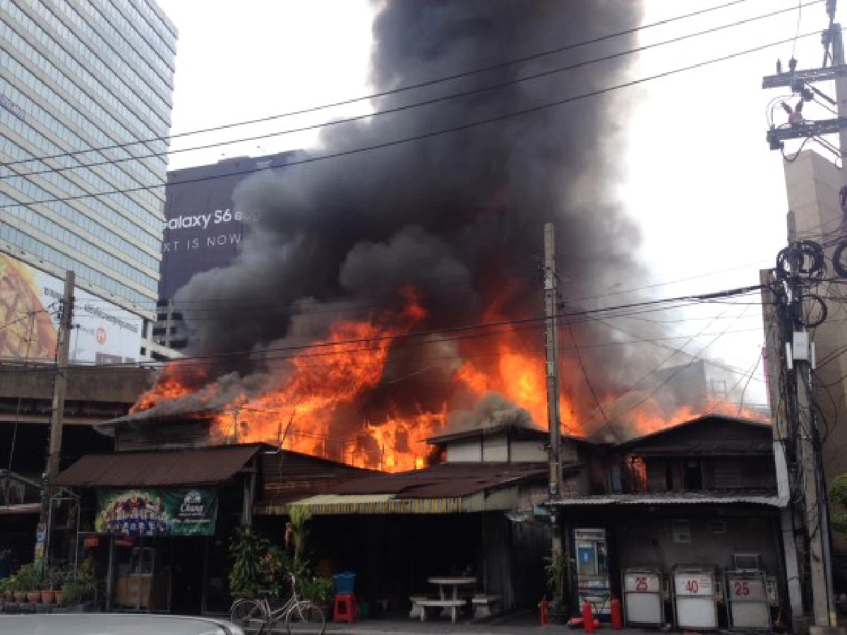 ไฟไหม้ชุมชนตลาดปีนังคลองเตยวอดหลายหลัง (ภาพชุด)