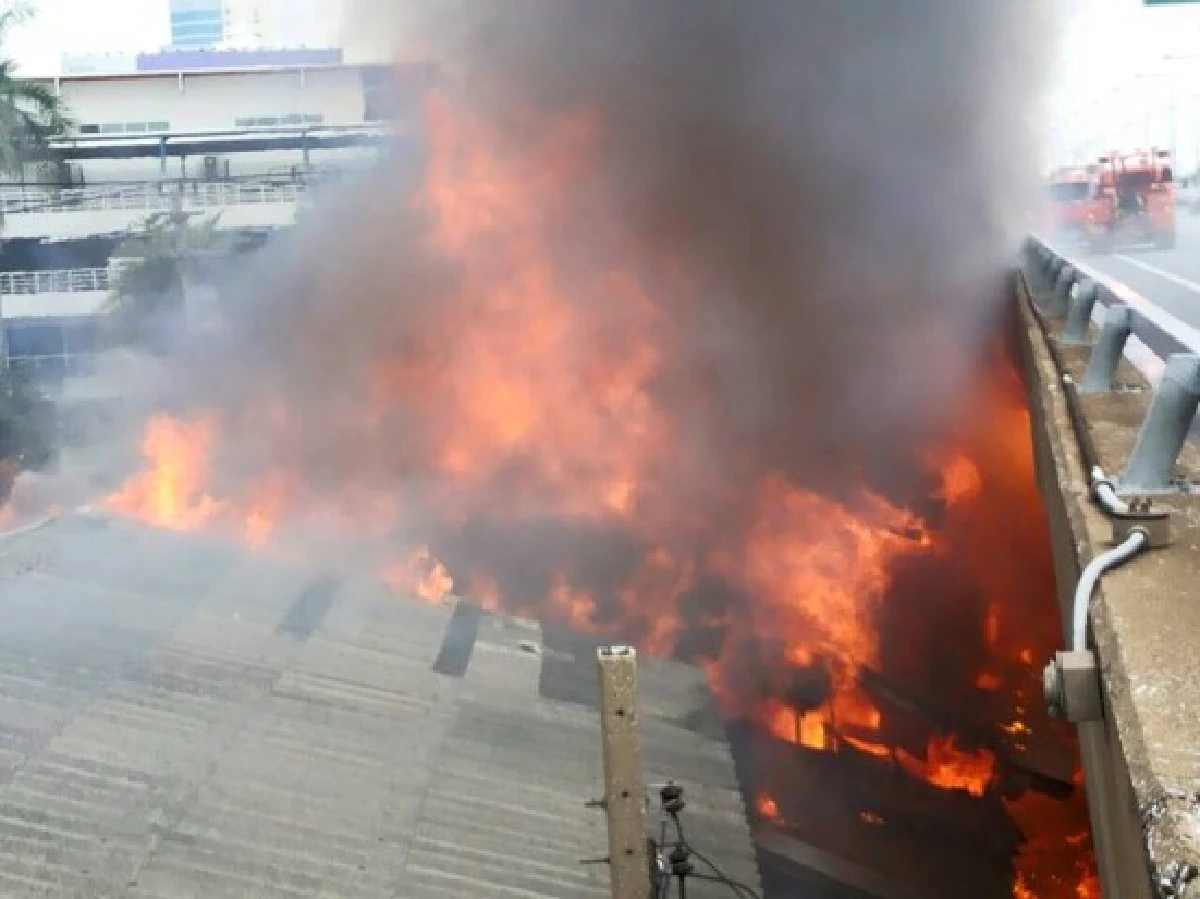 ไฟไหม้ชุมชนตลาดปีนังคลองเตยวอดหลายหลัง (ภาพชุด)