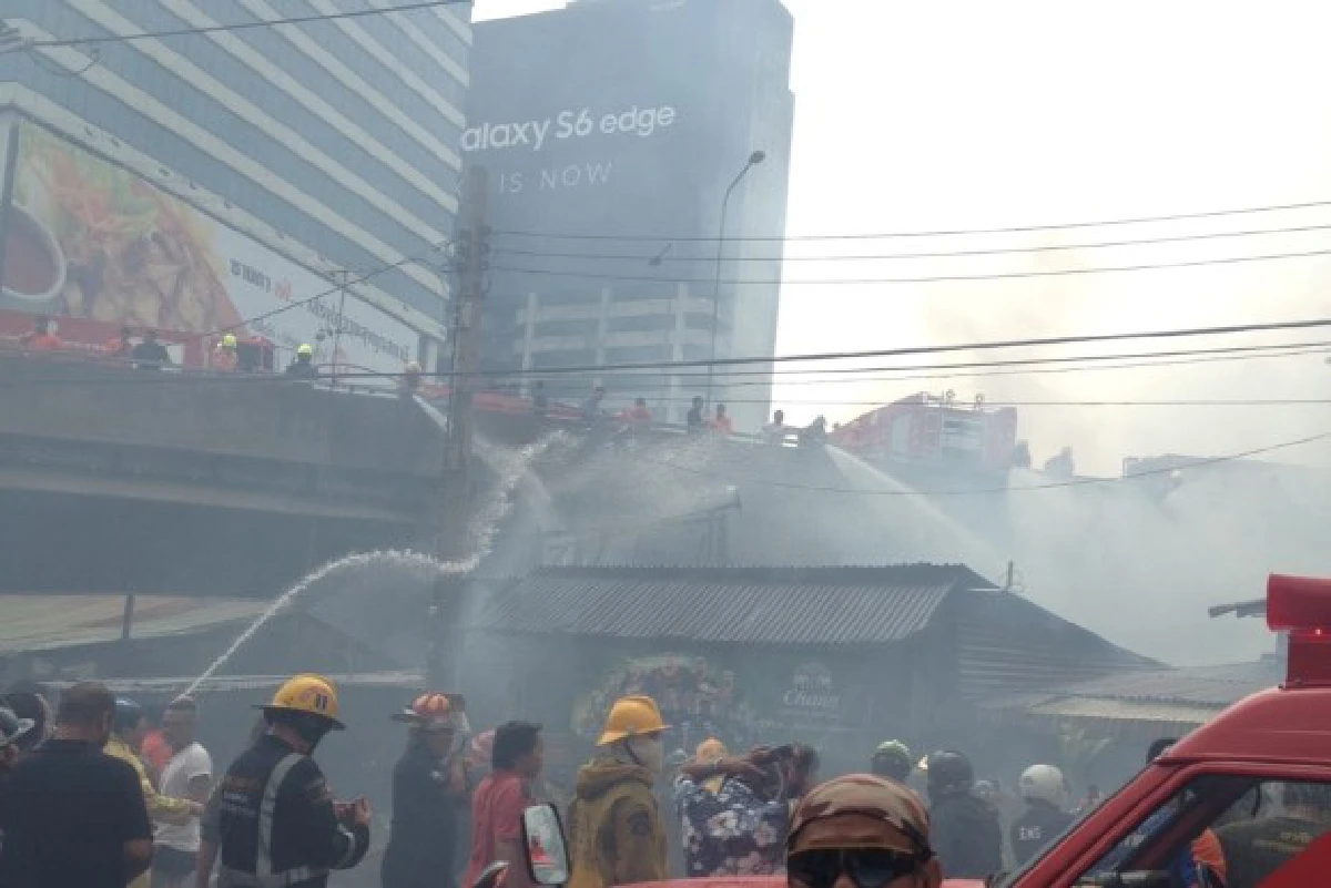 ไฟไหม้ชุมชนตลาดปีนังคลองเตยวอดหลายหลัง (ภาพชุด)