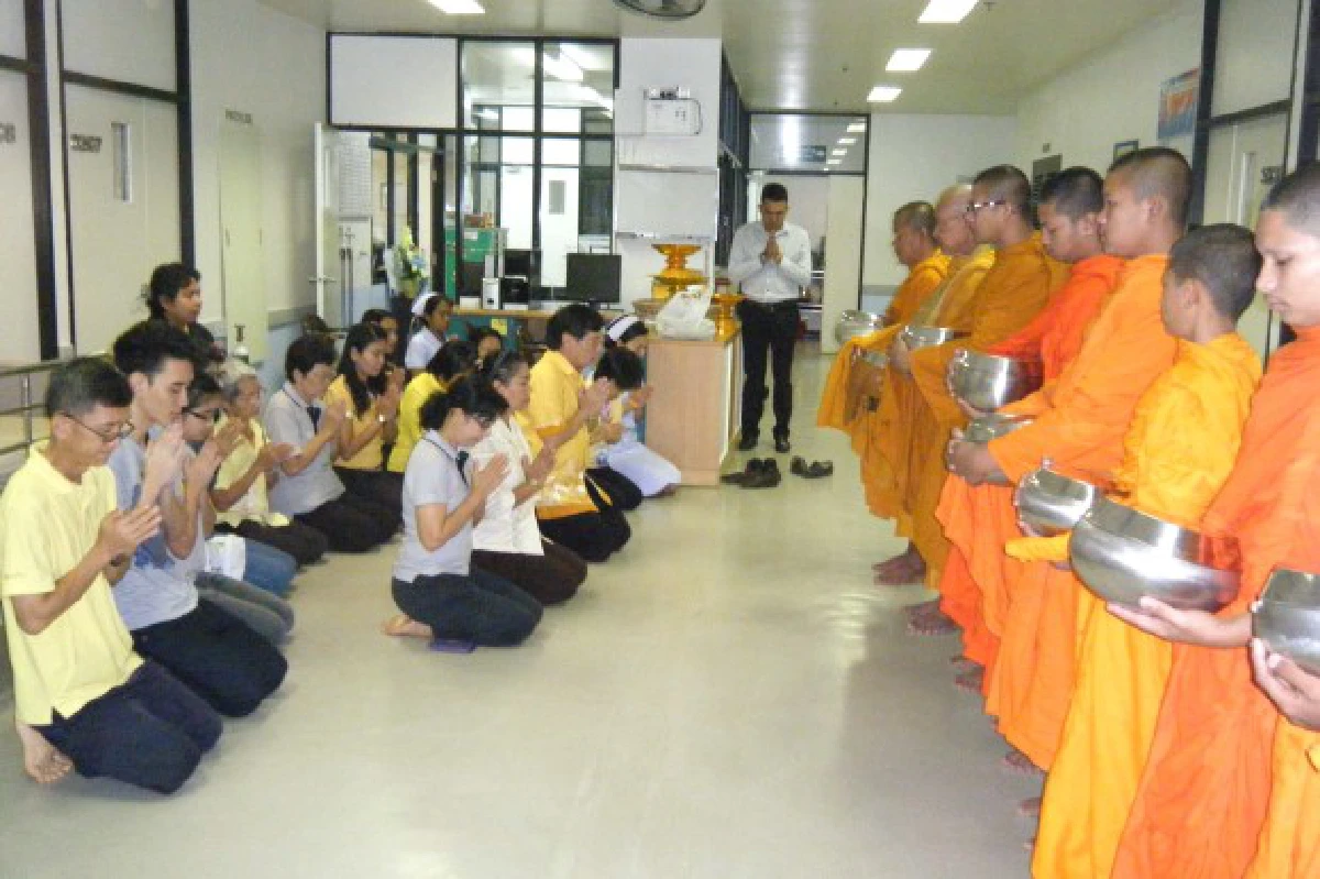 ตักบาตรข้างเตียง ปลดเปลื้องทุกข์ผู้ป่วย รพ.ตรัง