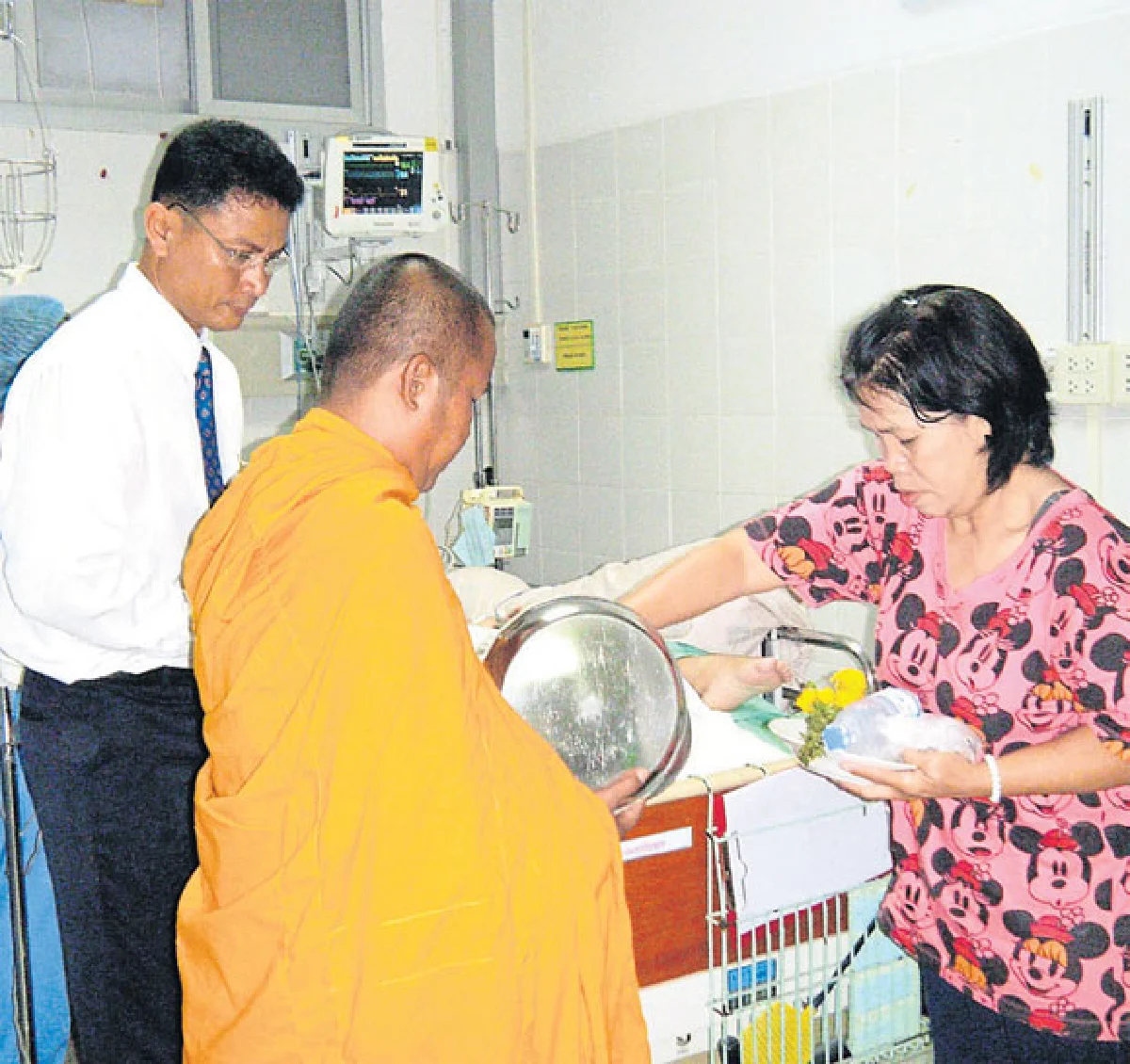 ตักบาตรข้างเตียง ปลดเปลื้องทุกข์ผู้ป่วย รพ.ตรัง