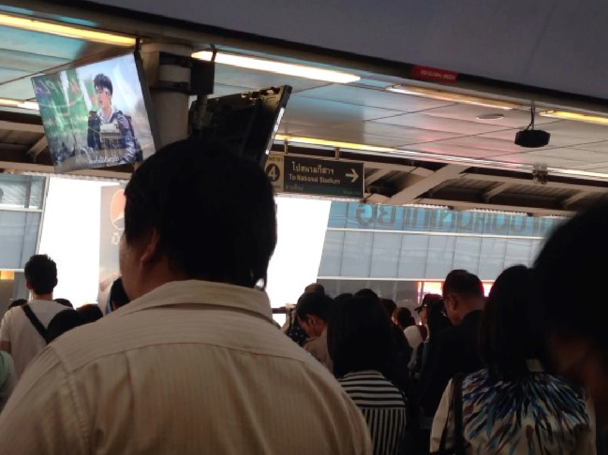 พายุพัดต้นไม้หักพาดรางBTS-เสาไฟฟ้าล้มทับรถพัง