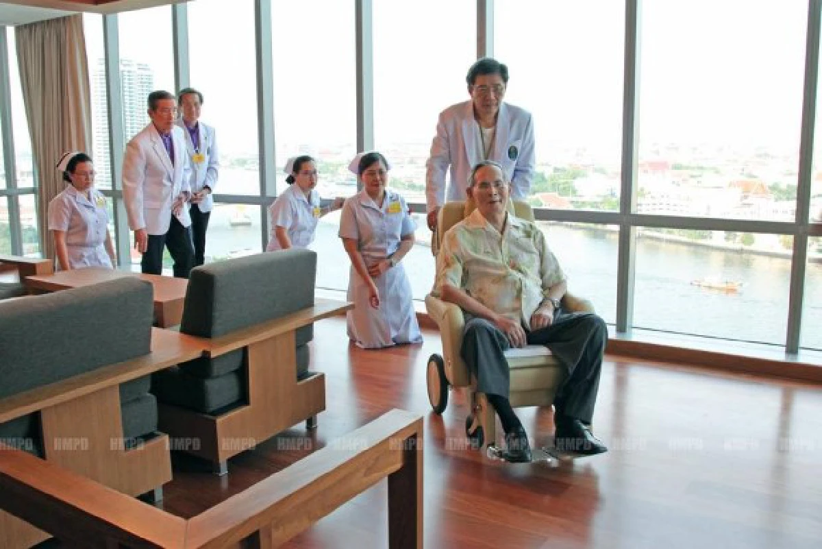 ในหลวงเสด็จฯรพ.ศิริราชปิยมหาราชการุณย์