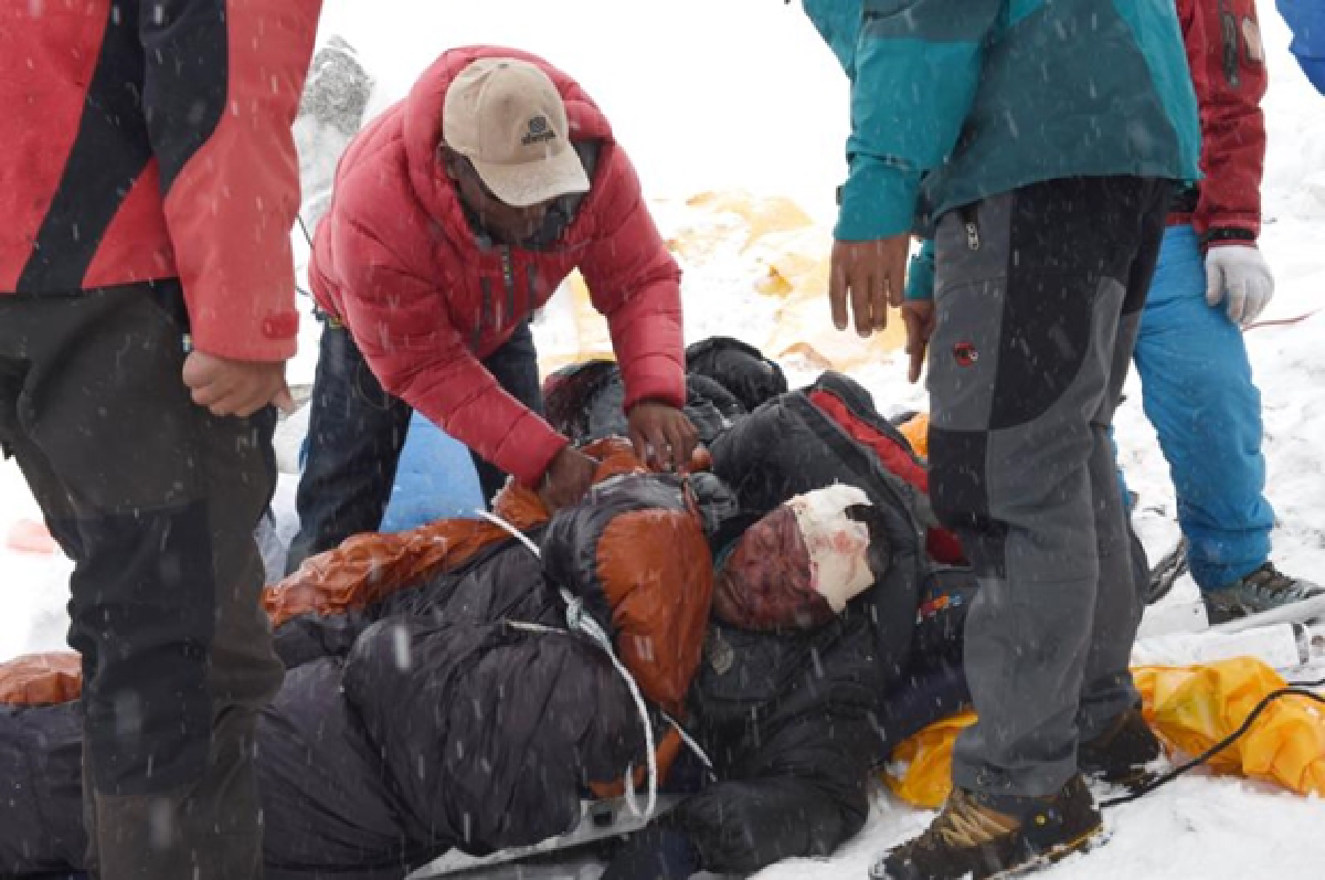 Nepal quake death toll climbs over 4300 and may go much higher (Tuesday)