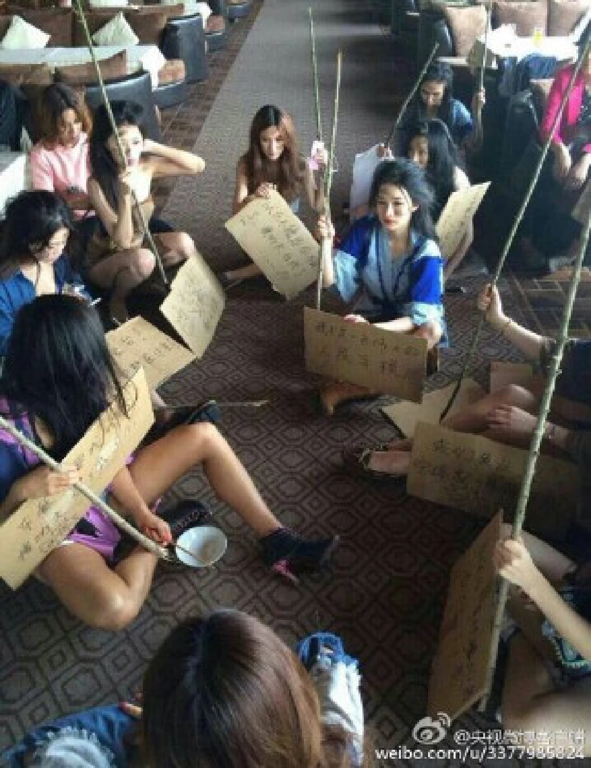 พริตตี้จีนแต่งขอทานประท้วงรัฐสั่งแบนในงานมอเตอร์โชว์-ทำตกงาน