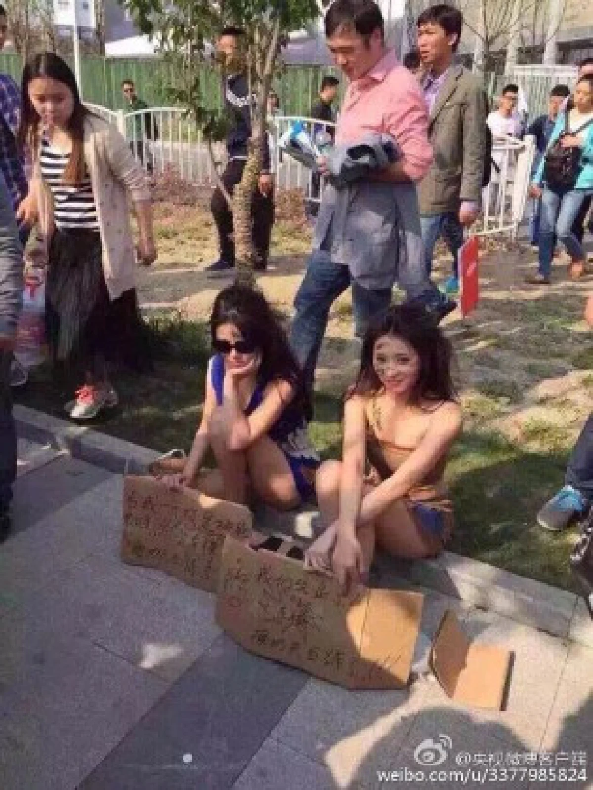 พริตตี้จีนแต่งขอทานประท้วงรัฐสั่งแบนในงานมอเตอร์โชว์-ทำตกงาน