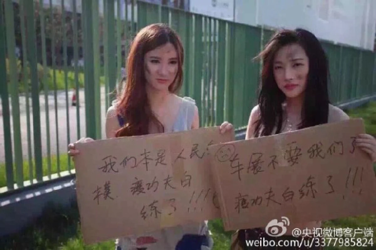 พริตตี้จีนแต่งขอทานประท้วงรัฐสั่งแบนในงานมอเตอร์โชว์-ทำตกงาน