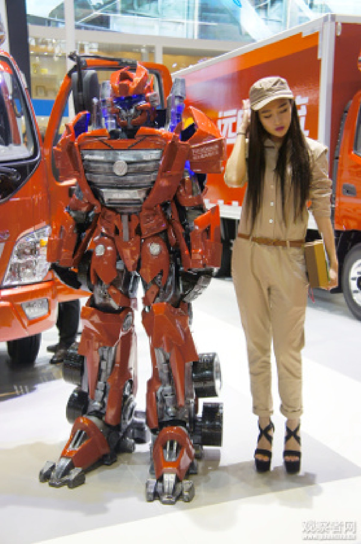 พริตตี้จีนแต่งขอทานประท้วงรัฐสั่งแบนในงานมอเตอร์โชว์-ทำตกงาน